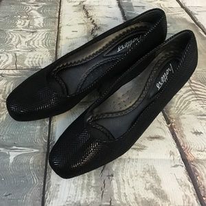 Black Metallic Leather Comfort Low Wedge Trotters Women’s Size 7.5 N